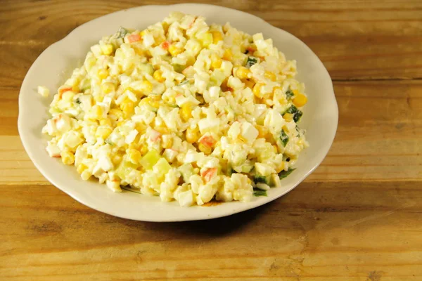Salad dengan stik kepiting, jagung, mentimun, telur dan nasi — Stok Foto