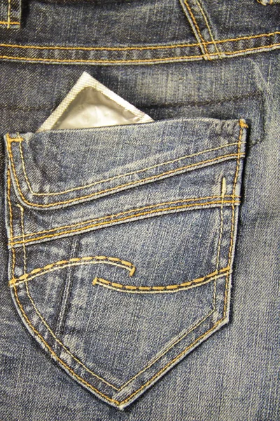 Kondom in der Tasche einer blauen Jeans — Stockfoto