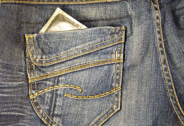 Презерватив в кишені блакитних джинсів — стокове фото