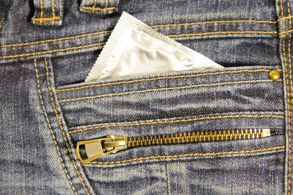 Préservatif dans la poche d'un jean bleu — Photo