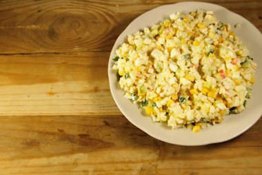 Yengeç sopa, Mısır, salatalık, yumurta ve pirinç salatası