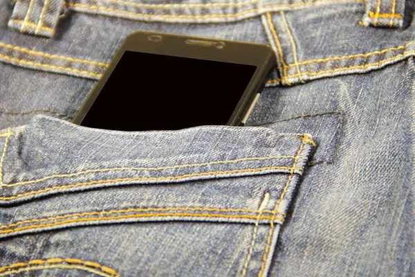 Mavi jeans cebinde akıllı telefon — Stok fotoğraf