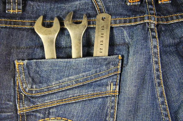 Llave herramientas y regla en los pantalones vaqueros de bolsillo — Foto de Stock