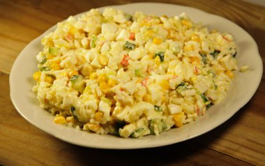 Yengeç sopa, Mısır, salatalık, yumurta ve pirinç salatası