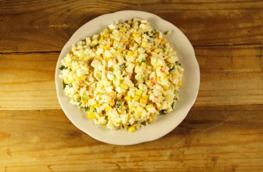 Yengeç sopa, Mısır, salatalık, yumurta ve pirinç salatası