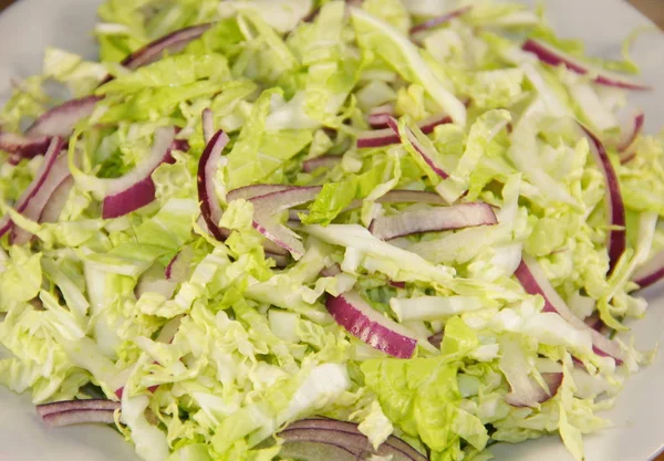 Nahaufnahme von Salat mit Chinakohl und Zwiebeln — Stockfoto
