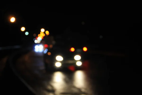 Bokeh difuminó las luces del coche por la noche — Foto de Stock