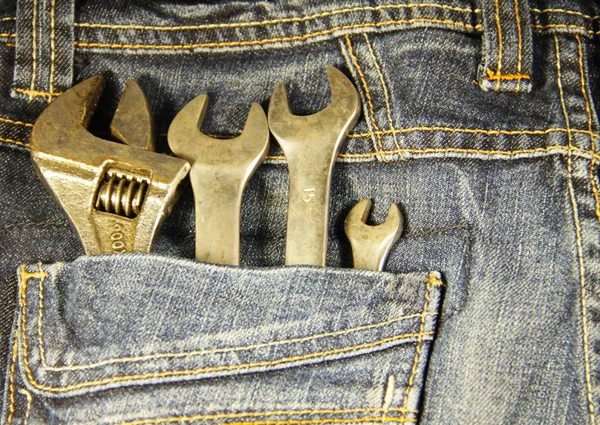 Ferramentas chave no bolso jeans — Fotografia de Stock