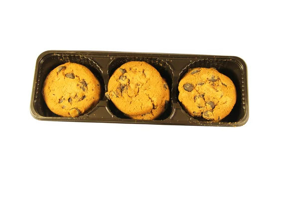Μπισκότα τσιπ σοκολάτας για το πλαστικό κουτί που απομονώνονται σε λευκό φόντο — Φωτογραφία Αρχείου