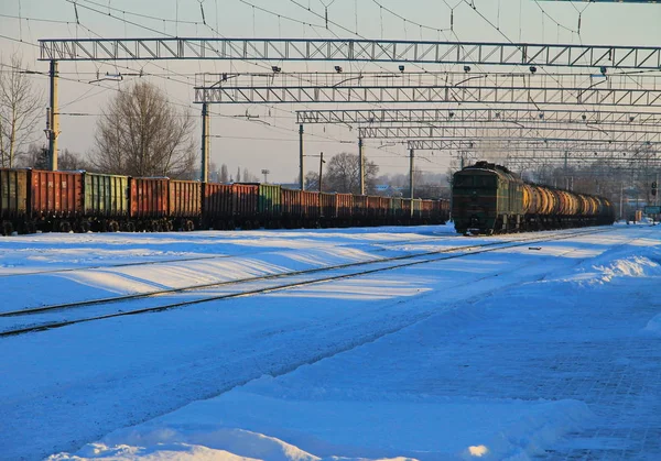 Вид на снежные железнодорожные пути — стоковое фото