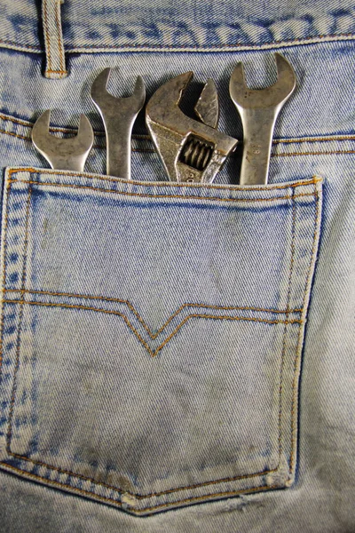 Skiftnyckel verktyg i pocket jeans — Stockfoto