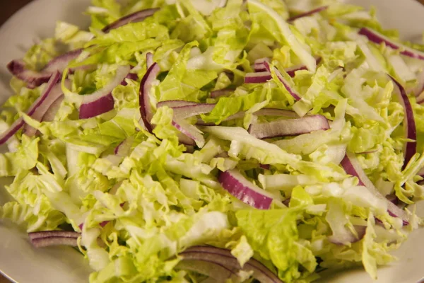 Primer plano de ensalada con col china y cebolla —  Fotos de Stock