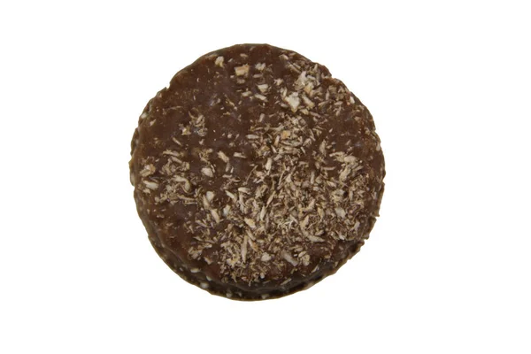 Biscotti al cioccolato con rasatura al cocco isolati su sfondo bianco — Foto Stock