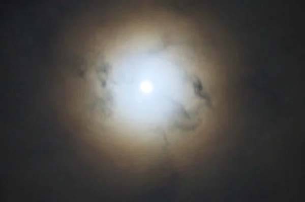 Luna llena brillando a través de las nubes —  Fotos de Stock