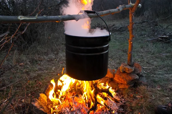 cocinar en una fogata — Foto de stock © OlyaSolodenko #162793642