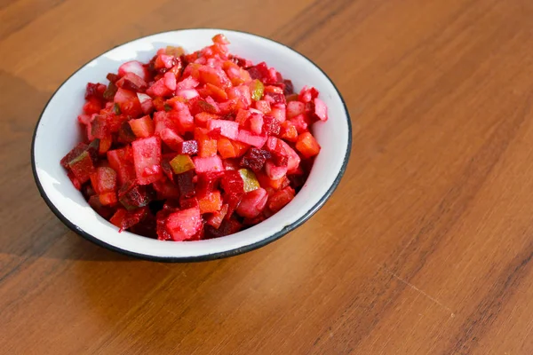 Vinaigrette de salade de betteraves russes dans un bol rustique sur une table en bois — Photo