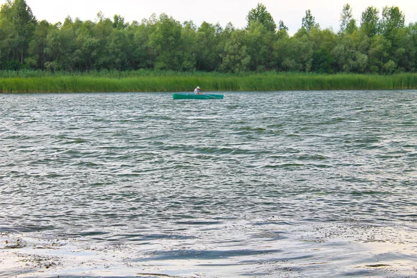 Barco con pescadores en el río Dnieper — Foto de Stock