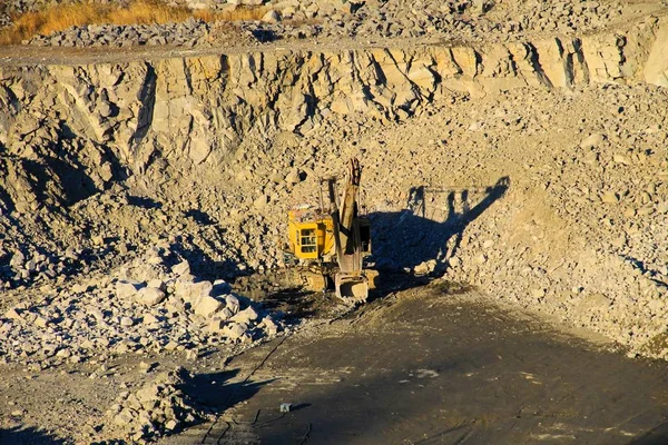 Heavy machinery in granite quarry — Stock Photo, Image