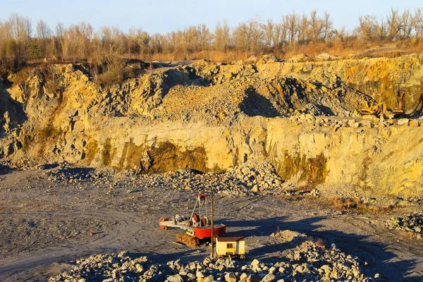 Machinerie lourde dans les carrières de granit — Photo