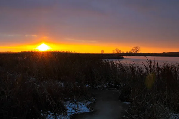 Západ slunce nad zimní river — Stock fotografie