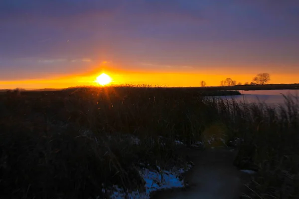 Západ slunce nad zimní river — Stock fotografie