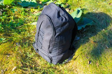 Yeşil çimenlerin üzerinde sırt çantası