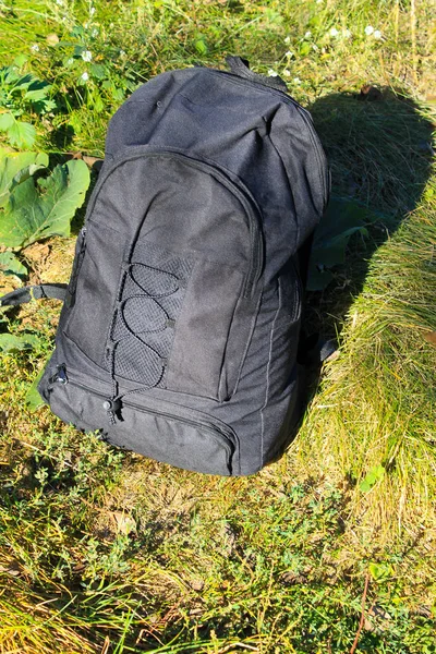 Рюкзак на зеленой траве — стоковое фото