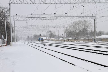 Kışın karlı demiryolu parça görüntüleyin