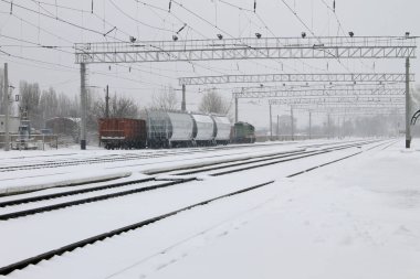 Kışın karlı demiryolu parça görüntüleyin