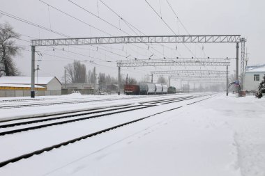 Kışın karlı demiryolu parça görüntüleyin