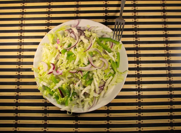 Kinesisk kålsallad med grön paprika och lök — Stockfoto