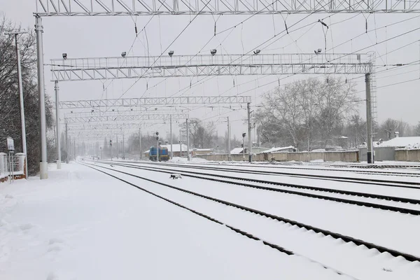 Kışın karlı demiryolu parça görüntüleyin
