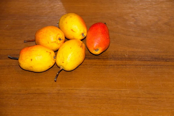 Kypsät päärynät puupöydällä — kuvapankkivalokuva