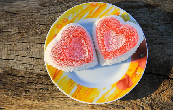 Heart shaped cake on wooden background — Stock Photo, Image