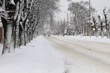 Kaygan kentsel yol kar yağışı sonra