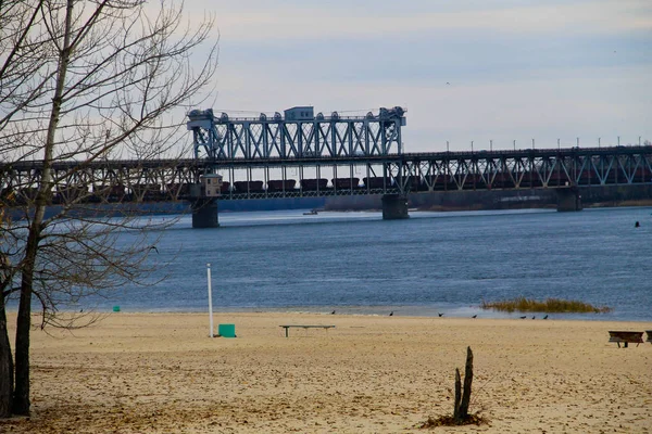 Міст через річку Дніпро в Кременчуці, Україна — стокове фото