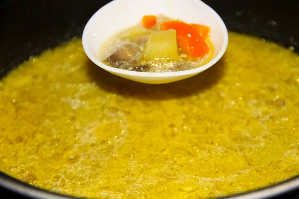 Sopa apetitosa con champiñones cocidos en olla de cocción lenta — Foto de Stock