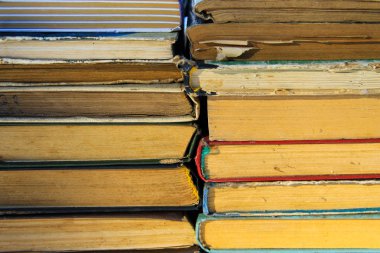 Eski kitap yığını