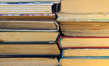 Eski kitap yığını