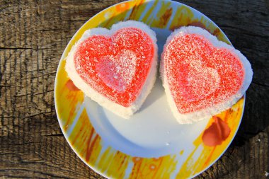 Kalp şeklinde pasta ahşap arka plan üzerinde