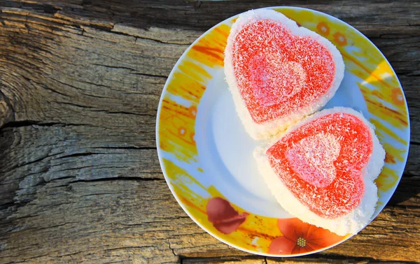 Heart shaped cake on wooden background — Stock Photo, Image