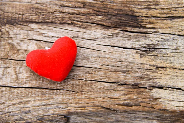 Corazón rojo sobre fondo de madera — Foto de Stock