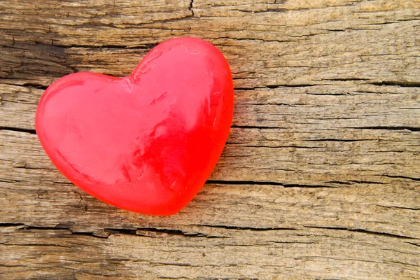 Jabón en forma de corazón sobre fondo de madera — Foto de Stock