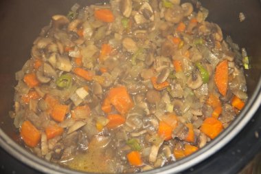 Mantar havuç ve soğan yavaş Ocak ile hazırlanması