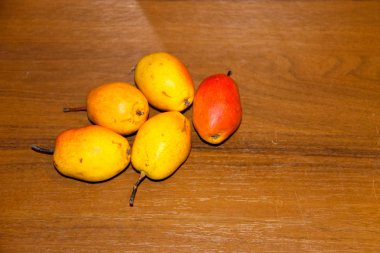 ahşap masa üzerinde olgun armut