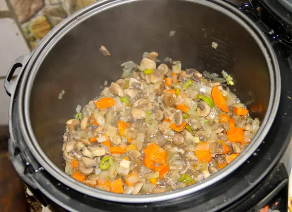 Persiapan jamur dengan wortel dan bawang dalam kompor lambat — Stok Foto