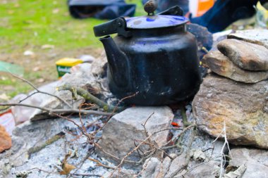 kamp ateşi üzerine su ısıtıcısı