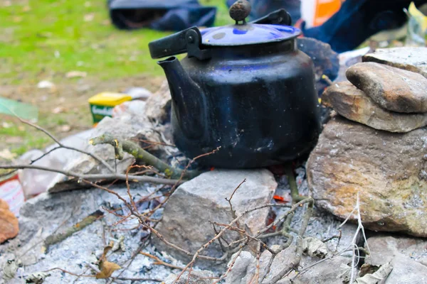 kamp ateşi üzerine su ısıtıcısı