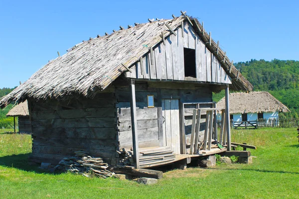 Alte traditionelle ländliche Holzscheune — Stockfoto