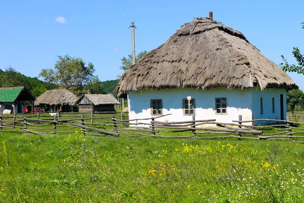 Старинный традиционный украинский дом — стоковое фото